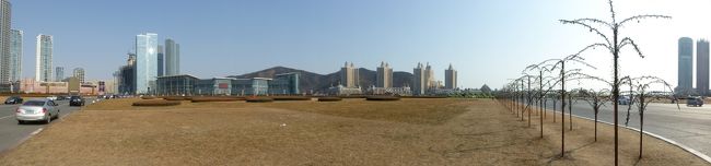 13:32 星海広場<br />だだっ広い広場なだけでした。ちょうど真ん中が工事していて入れないので、なおさら何もすることがないです。<br />それにしても、皆さんも道路を歩いて、広場を歩かないのはどうしてでしょうか？