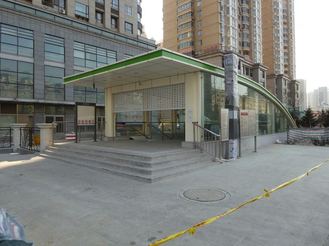 13:40 星海広場駅<br />まだ開通していないですが、地下鉄延伸して星海広場にも駅ができるようです。駅の場所は路面電車の停留所と少し違い、星海広場と化物所の間ぐらいになるでしょうか。あと、地下鉄延伸のあかつきには、路面電車は廃線となるのでしょうか。