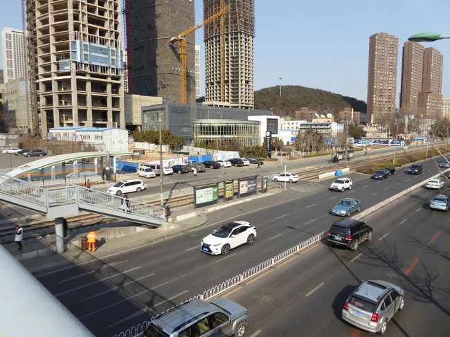 13:56 医大二院<br />珍しく歩道橋があったので、そこから撮影。この歩道橋、道路の反対側には渡れず、あくまで路面電車の停留所に行くだけの橋のようです。ちなみに、ここもすでに地下鉄の駅ができています。
