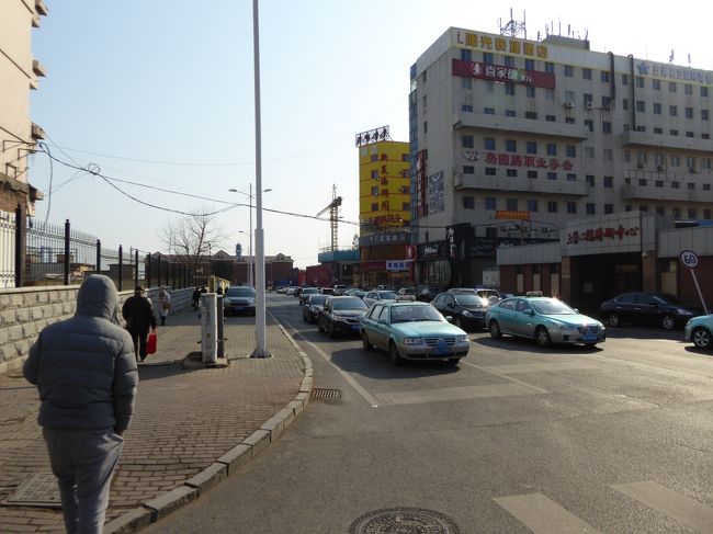 13:58 中山路×連山街<br />ここからは聖亜海洋世界や星海公園に入れますが、そのまま線路沿いを歩きます。