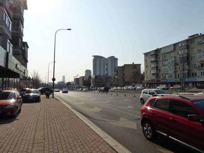 14:00<br />星海公園の正門に向かって、なだらかな坂を下ります。