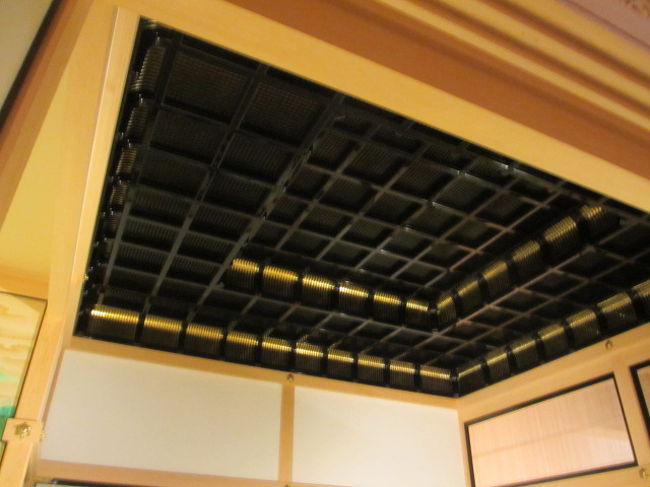 上段乃間の二重折上げ小組格天井