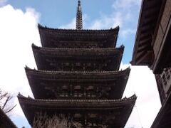 六波羅蜜寺の後は、法観寺（八坂塔）を目指します。


晴れているのに雪が舞う、不思議な京都の気候。


残念ながら八坂塔は、本日の拝観はお休みでした。

次回への積み残しです。