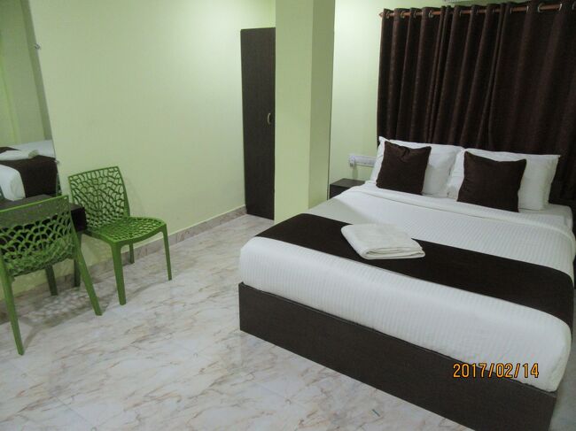 そして、目星を付けていたホテルに宿替え。一日目の比較的近く。<br /><br />Kevins Home Stay. 2400ルピー(4000円くらい)。サンドウィッチの折箱付き。全6室。<br /><br />ここも、オーナーの自宅兼でした。<br /><br />弱いWifiはロビーのみ。