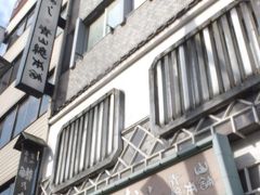 最初にやって来たのは、「青山総本舗」さん。
富山名物のますのすしの名店です。 