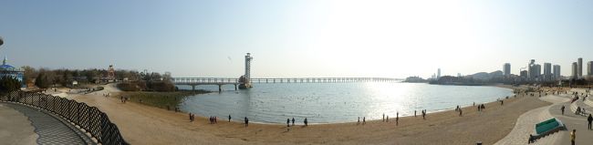 海岸が綺麗だったのでパノラマで撮影。この日は天気が良く（とは言っても零度近くのはず）、結構皆さん散策していました。
