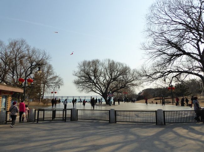 14:26<br />星海公園の一番西側の入り口です。春節も終わりですが、まだ凧揚げで遊んでいる人たちがいました。