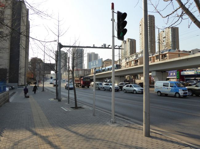 14:26 中山路×西連街<br />高架橋を路面電車が通っていきます。ここは片道3車線に減っていますね。狭いので路面電車も高架なのですね。