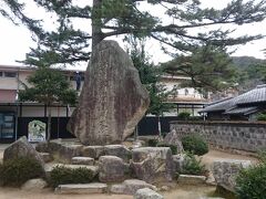 神社をはいるとまずこの石碑が。