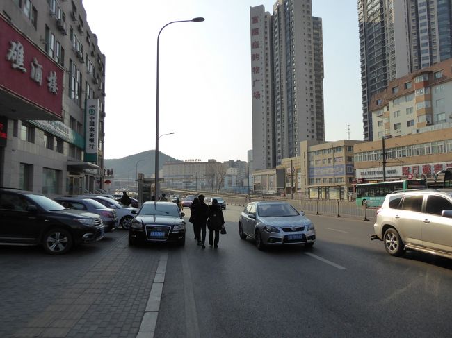 14:30 黒石礁<br />右手に路面電車の停留所があるのですが、実はこの時気づかずに、通り過ぎてしまいました。路面電車の停留所は若干街外れにあるんですよね。