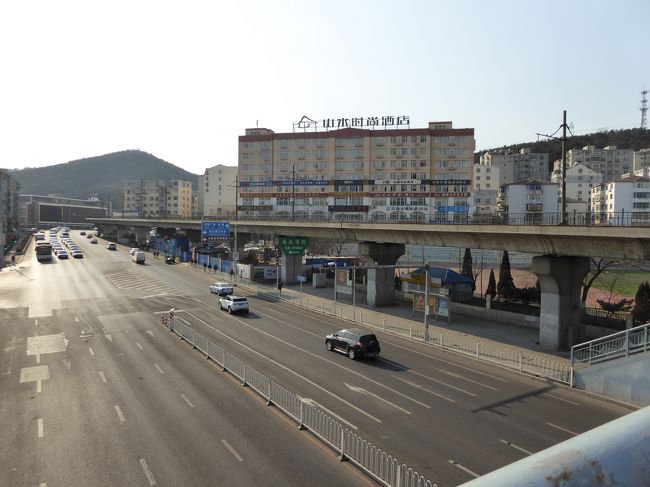 14:35<br />歩道橋から路面電車の高架を撮影。停留所を探しているのですが、見つからない！