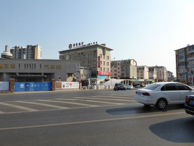 14:36<br />黒石礁のバスターミナル（今使ってないかな）と新しい地下鉄の駅の入り口が見えます。でも路面電車の停留所どこかな。