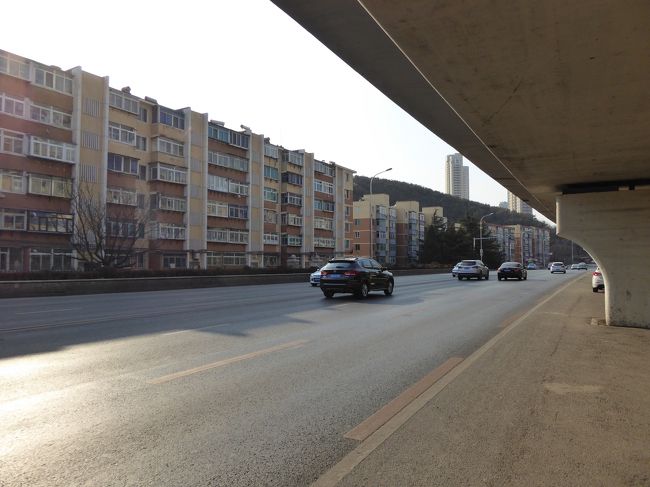 14:40<br />路面電車の高架下を歩きますが、車道と歩道が分かれていないので、結構怖いです。