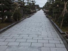 「八丁道（はっちょうみち）」。

「瑞龍寺」から「前田利長公墓所」まで、石燈籠の建ち並ぶ石畳の参道があります。

１丁（町）約109メートルですので、約870メートルあります。