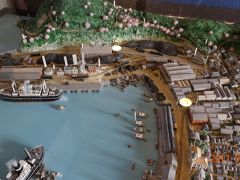 戦前の敦賀港

昭和20年7月敦賀の湊と市街は壊滅的な被害を受け引き揚げ港の指定の内示も断らざるを得ないほど、被害を被った
