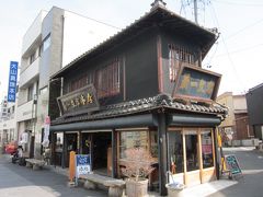 こちらの黒土塀が意表を突く店は「菊一文字本店」と有りました。

料理人なら一度は名を聞いたことがある有名な和包丁を扱う刃物店で、ここが本店だったんですね？…。
全て職人の手作りなので、メンテナンスまで一貫してます。
今は一般向けに、色々なハサミなどを扱っていました。