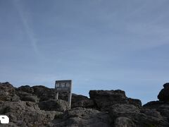 ７：４２山頂に到着。
韓国岳は霧島連山の最高峰で標高1700メートルの山。