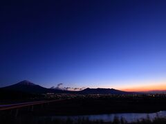 2月19日　6：00　東名道/富士川SA

5時50分起床。
主人に富士山が綺麗だよ、と起こされた。
まあ本当、ありがとう。


風があって寒い朝だった。
お風呂へ行こう。