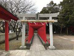 さて、次はまた三島まで戻りまして、コチラ、割狐塚稲荷神社に来ました。
