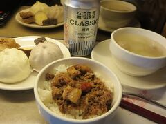さて、帰らなきゃ、ということで松山空港に移動してお昼ご飯。

お、魯肉飯があるじゃないですか。
どうやら時間によってポークカレーと魯肉飯が入れ替わるみたいです。
出るころにはポークカレーになってました。