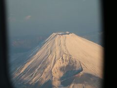 気づいたら離陸してました。
この便のキャプテンは逐一有名スポットを紹介する方でした。
ズームして撮った富士山です。

縮小すると荒くなるなぁ・・・。