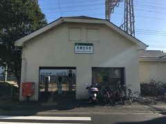 浅野駅から20分程で、2駅先の武蔵白石駅に到着。
駅舎がいかにも国鉄の駅といった感じです。
