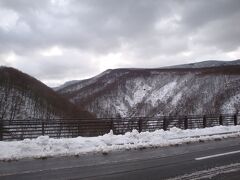 八甲田に向います。
ところが、八甲田に向かう途中で、雪が。城ヶ倉大橋の上から見えるのは紅葉ではなく、雪でした。しかもかなり積もってますね