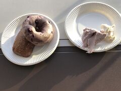 まずはカードラウンジでベーグルを