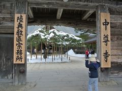 なんとか、雪の参道を登りきりまして、ようやく山門へ。
ばんざーい