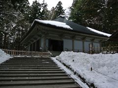 中尊寺創建当初の姿を今に伝える建造物で1124年（天治元年）に奥州藤原氏初代清衡公によって金色堂は上棟されました。
数ある中尊寺の堂塔の中でもとりわけ意匠が凝らされ、極楽浄土の有様を具体的に表現しようとした清衡公の切実な願いによって、往時の工芸技術が集約された御堂です。