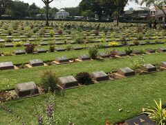 続いてトゥクトゥクで連合軍共同墓地へ
若い兵士がたくさん亡くなっている。