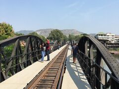 電車に揺られること3時間。11時頃にカンチャナブリーに着く。
乗ってきた列車を見送って、戦場にかけた橋『クウェー川鉄橋』を渡ってみる。
こんなに堂々と線路の上を歩けるなんて、さすがタイ。