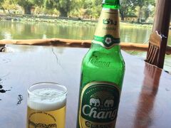 川沿いのレストランでランチライム。
気温も景色も最高！Changビールうまし！