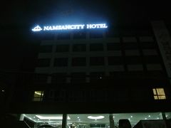 ソウル駅から歩けます(結構距離あるけども)
南山にあるナムサンシティホテルです。
夜、遅すぎて辺りは閑散としております(-_-;)

別に良いホテルじゃなくて良いのです。
どうせ１泊だけなのだから。みつを