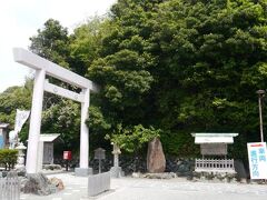 二見浦は景勝地として知られており、海岸沿いにつづく二見興玉神社の参道を歩いていく。