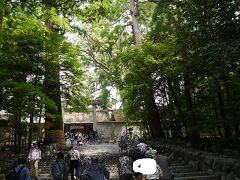 内宮のお社。
樹齢を重ねた木々の中にある神聖なスポットだ。
年末に訪れた時は非常に多くの人が参拝をしていた。