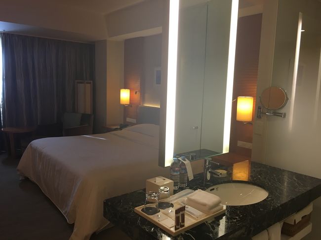 この日のお宿はシェラトン。交通費かかってないので1日だけ贅沢しました。ちなみに前日はJALシティでした。<br />ひとりで大きなベッドに寝れて幸せでした。