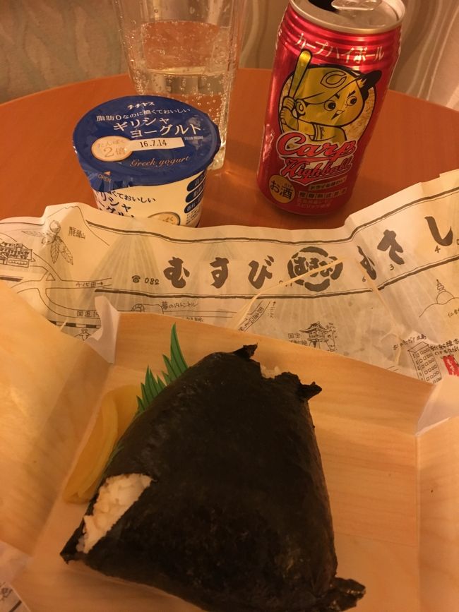 素敵なお部屋で食べた夕飯は、広島名物「むさし」のおむすび。昔食べたより小さくなった気が…