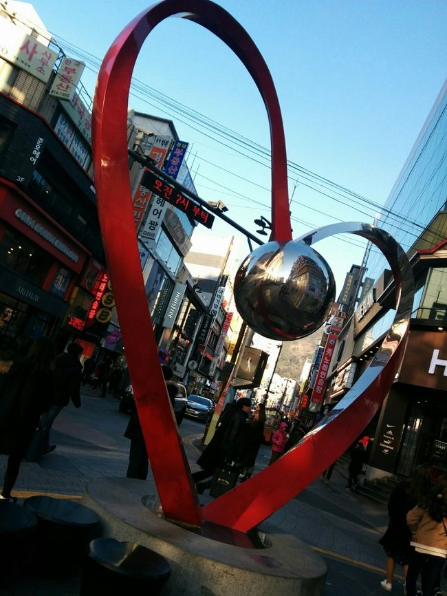 沙上で地下鉄2号線(紫→緑色)に乗り換え<br />『西面』へ<br /><br />16:00　西面到着！<br />街をぶらぶら散策しながらロッテ百貨店とは反対の方向へ向かいます<br /><br />初心者でも簡単に乗り換え可能です。<br />標識が見やすい！！<br /><br />それと、交通カードが付いているので切符を買わなくていいのが便利です。<br />