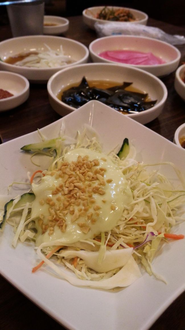 サラダにかかっているドレッシングに<br />りんごの味がして、意外と美味しいんです！<br />焼肉の脂っこくなった口にピッタリあいます<br /><br />もちろん、この辺のサイドメニューは全部タダでバンバン出てきます(笑)<br />そこは韓国ですね～