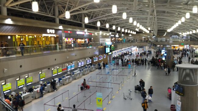 釜山空港の3階エリアには<br />無料の充電コーナーがあります<br />行きも帰りも使ったけど、すごく便利～～♪<br /><br />もちろん、空港内フリーWi-Fiなので、すごく便利ですよ！<br /><br />画像に写っているのは、ちょうど2階のチェックインカウンターです<br />各社一列に並んでいます<br /><br />で、画像を撮っている3階手前側に無料の充電コーナーがあります！