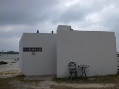 ランチは伊良部島にあるイタリアンピザ屋さんBOTTAで。
白い外観がステキですね。