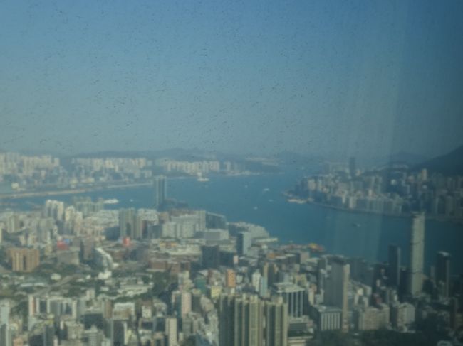 香港には高い建物が林立していますが、この高さまでくるとパノラマビューを堪能できます。お天気が悪いと雲の中に入ってしまって何も見えなくなります。天気が大事