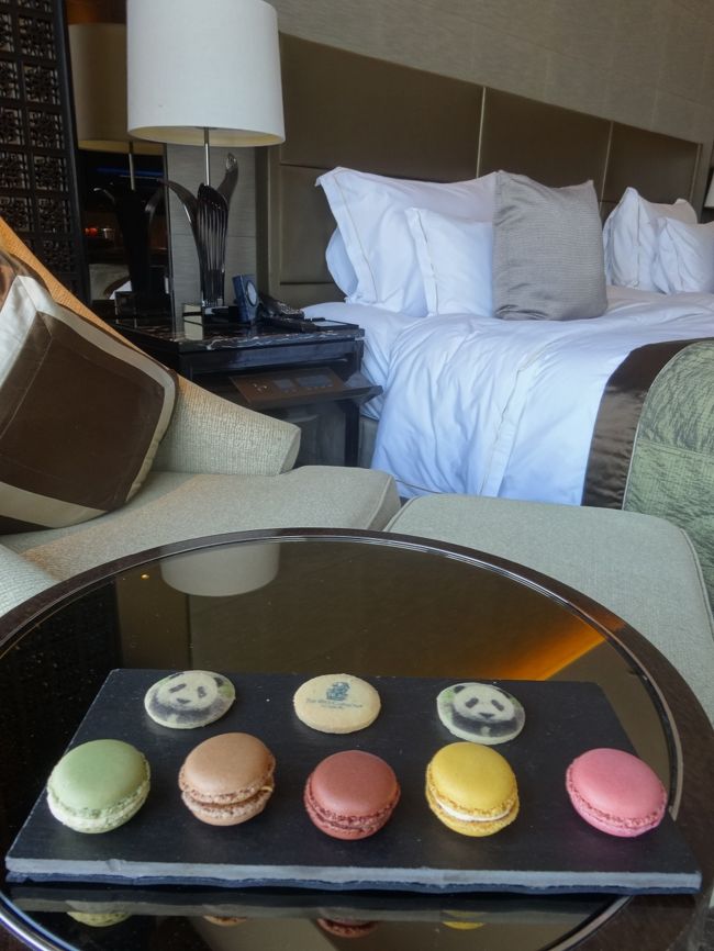 到着して5分後にノック。<br />そして運ばれてきたのがピエールエルメのマカロン。<br />そうこれがウエルカムスイーツです