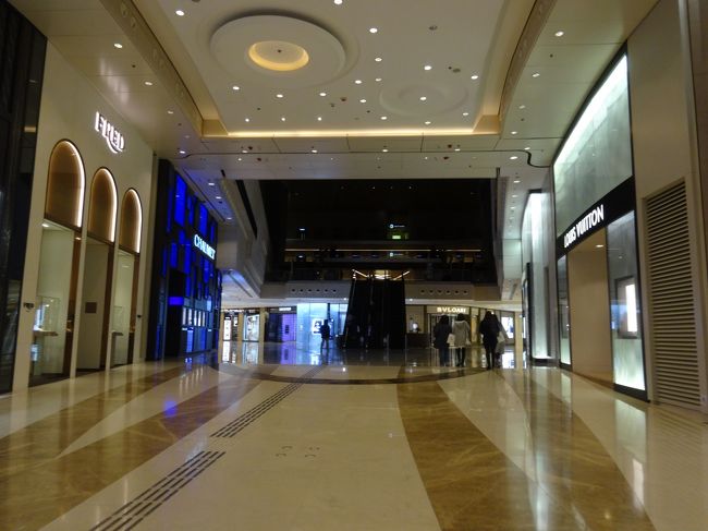 103階のフロントでチェックインをすると日本人スタッフをよんでくれ<br />彼女が客室まで案内してくれます。<br />サービス抜かりなしです<br />