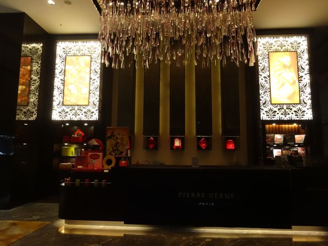 やってきましたリッツカールトン香港。<br />9階が車止めになっていて、ここからエレベーターでいっきに103階のフロントへ。<br />エレベーター結構横揺れします