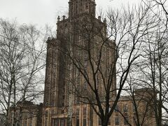 スターリン様式建築の科学アカデミーまでやってきました。
登りませんでしたが、去年行ったワルシャワの文化科学宮殿に似ています。