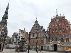 市庁舎広場にやってきました。
ブラックヘッドの会館と聖ローランドの像です。
反対側には市庁舎があります。