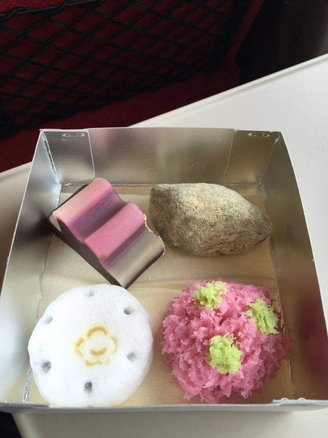 旅行カバンを持ち、嘯月で買い求めた憧れの和菓子の箱を揺らさぬように大事に大事に掲げながら（笑）お店から少し歩いたところにあるバス停から京都駅までバスに揺られ<br /><br />京都駅からは近鉄特急にのり近鉄奈良駅を目指します<br /><br />電車が走り出したらすぐ、和菓子の箱をオープン～～<br /><br /><br />