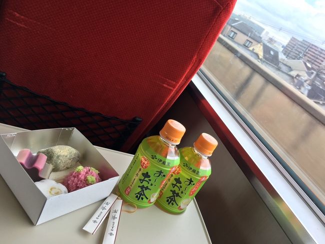 日本一と言われる和菓子のお店、嘯月。<br />作りたての和菓子四種類を全て半分に分けて、いざいただきまーす<br /><br />和菓子に詳しくない私も、製菓の学校を出て舌の肥えているムスメも、その美味しさに感激‼︎<br /><br />ペットボトルではなく、美味しくいれたお茶が欲しいところ。<br />間違いなく、私が今まで食べた中で一番美味しい上生菓子でした